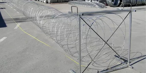 Применение Егозы в качестве временного ограждения позволяет быстро организовать защиту территории без необходимости строительства постоянной инфраструктуры.